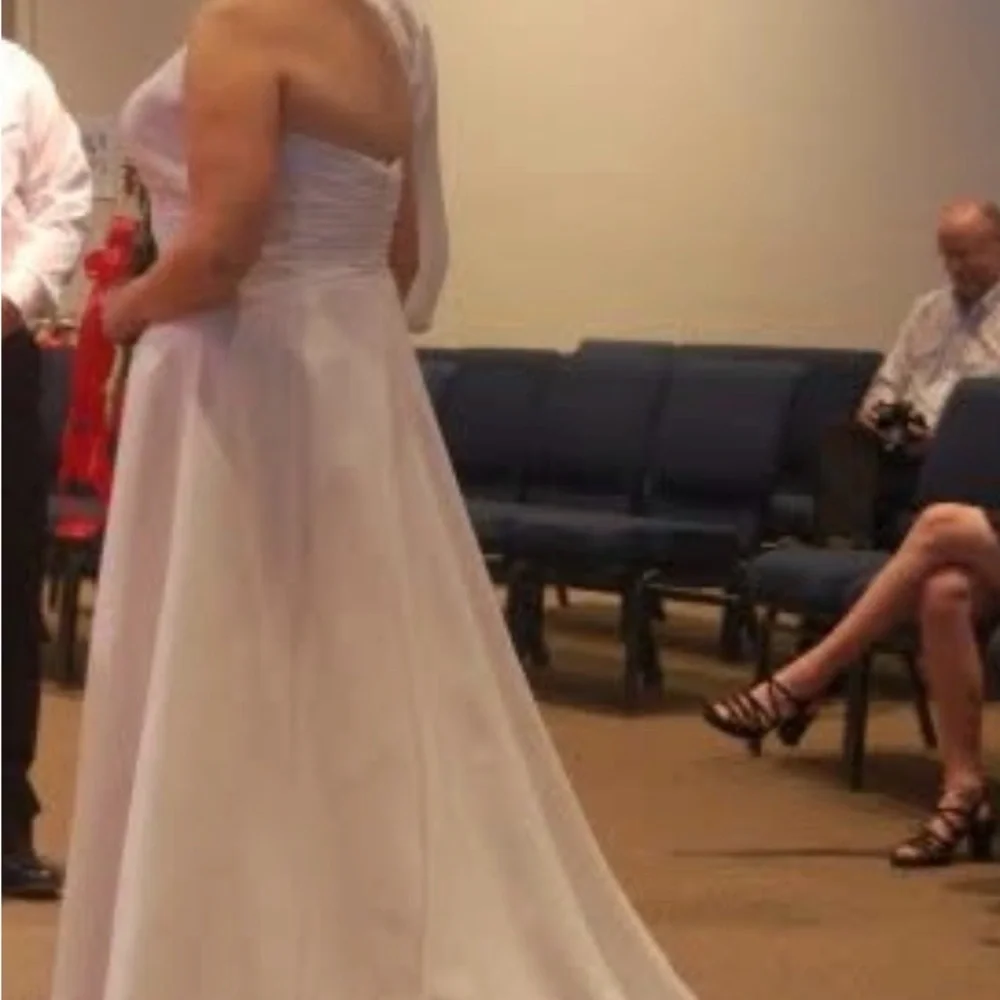 Elegant White Halter Wedding Dress – David’s Bridal – Size 16 - Picture 6 of 8
